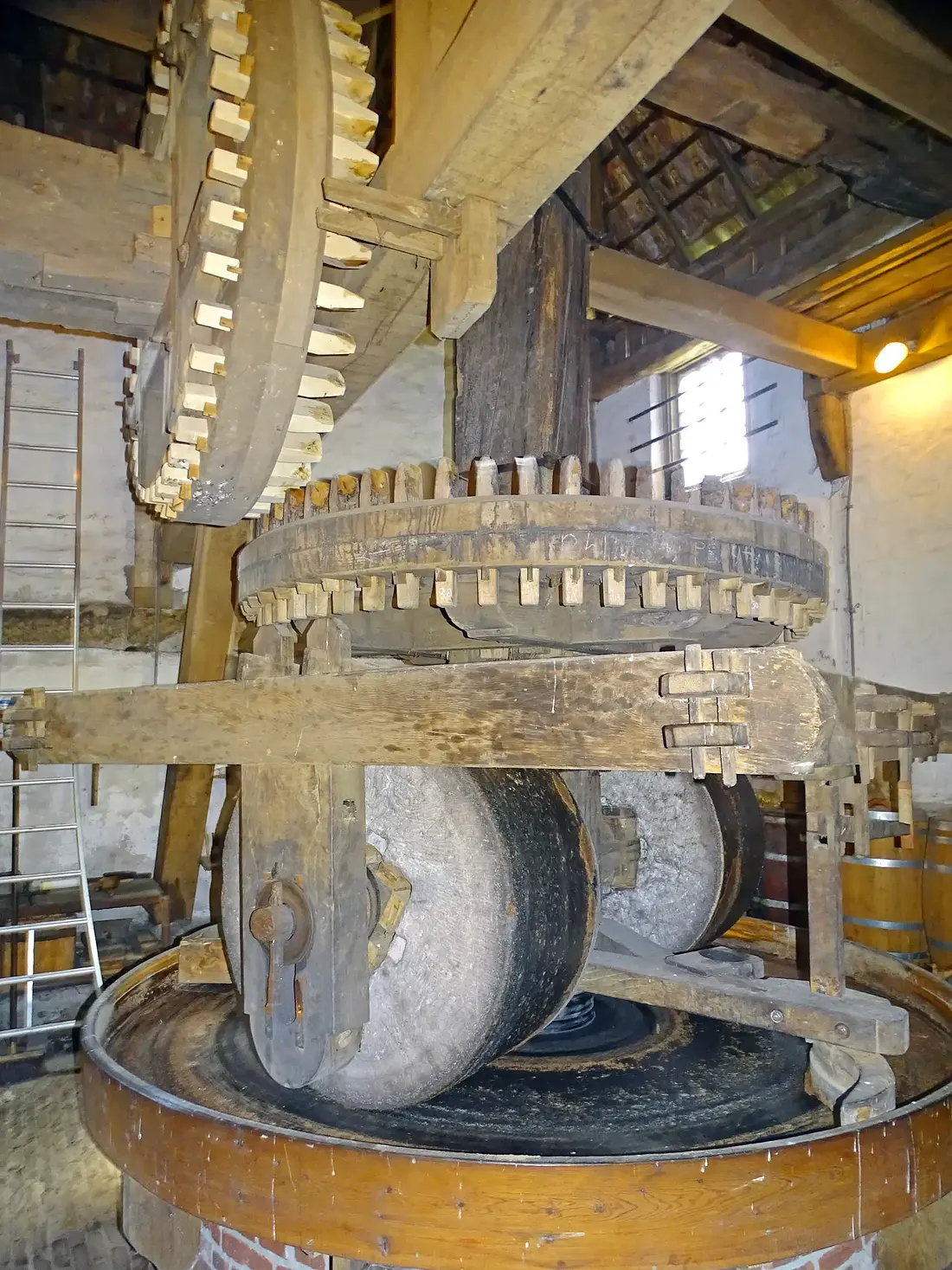 10, Molen 00904 Oostendorper Molen (Haaksbergen), Martin E. van Doornik (13-4-2024)&nbsp;De kollergang met kantstenen. | Database Nederlandse molens
