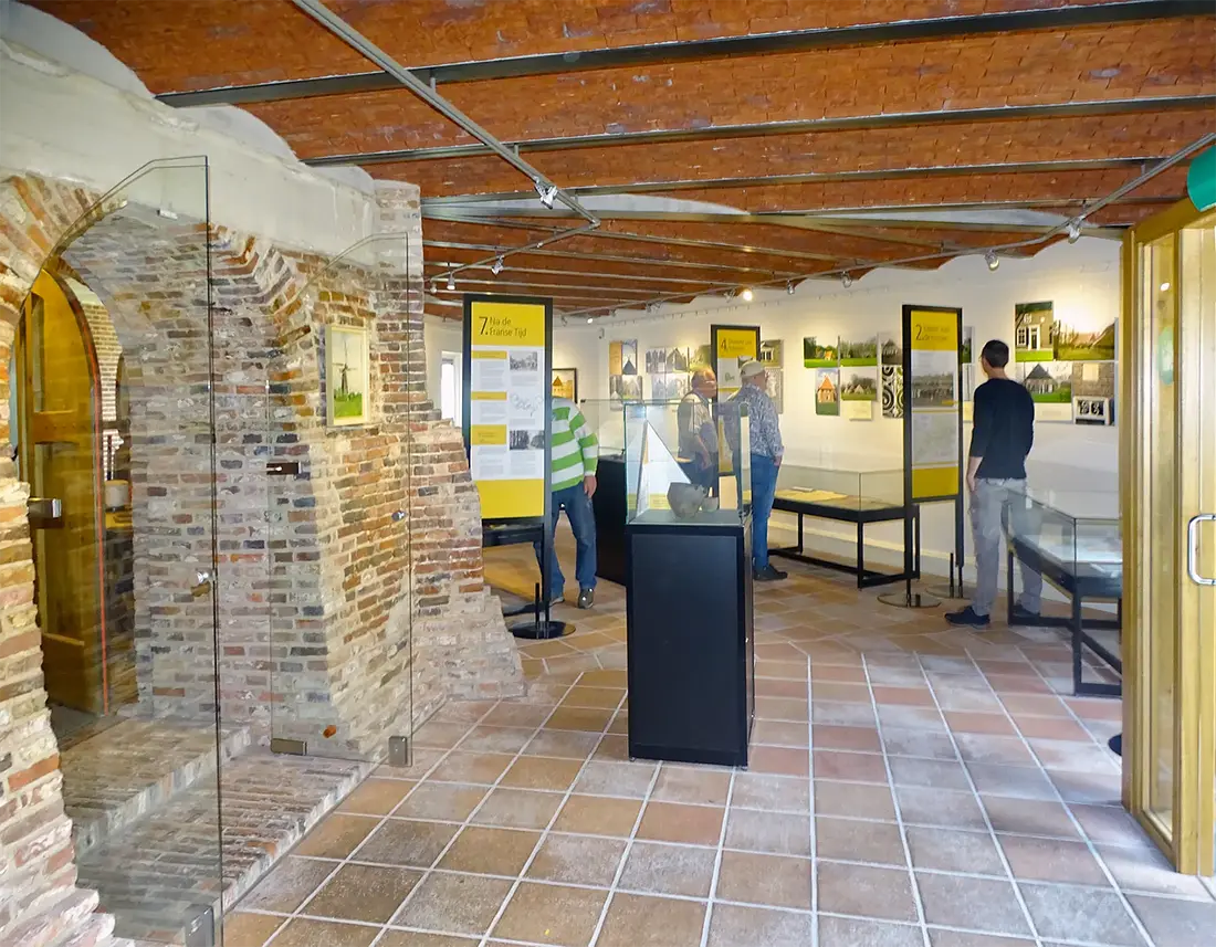19, Molen 00900 Bataaf (Winterswijk), Martin E. van Doornik (13-4-2024)&nbsp;Onderin de belt is er een expositieruimte ingericht. Links de oude muur van de molen.&nbsp; | Database Nederlandse molens