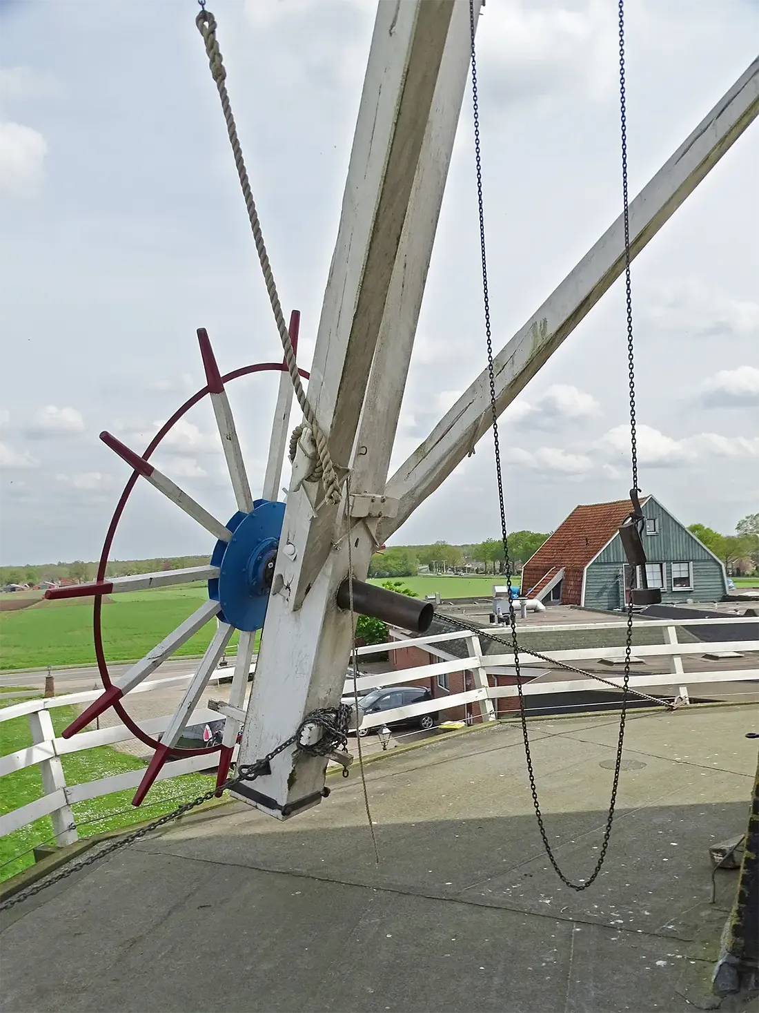 8, Molen 03907 De Hollandsche Molen (Neede), Martin E. van Doornik (13-4-2024)&nbsp;De bijzondere stelling is met geasfalteerde bekleding geheel dicht gemaakt. De haken van de kettingen worden aan de stijltjes van het baliehek bevestigd.&nbsp; | Database Nederlandse molens