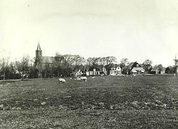 3, Molen 06437 l De Eendracht (voorganger) (Anjum/ Eanjum), Dorpsgezicht van Eanjum met rechts de nog bestaande korenmolen | Database Nederlandse molens
