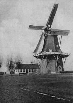 Molen 03207 a De Hoop (1e) (Stiens), Foto:n.n. De molen voor de afbraak, collectie P.Hofkamp | Database Nederlandse molens