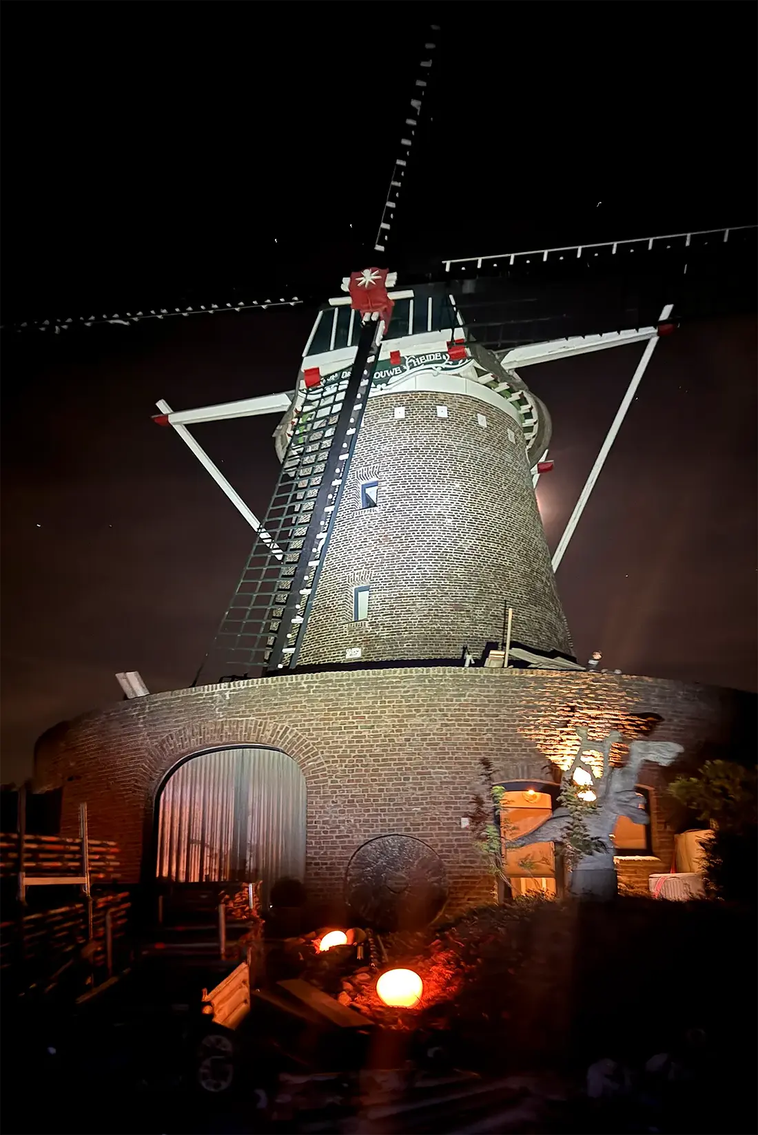 1, Molen 01134 Op de Vrouweheide (Ubachsberg), R.S. van Eldik (13-4-2024)Oude teerlagen van de romp verwijderd, metselwerk hersteld en voegen vernieuwd.&nbsp; | Database Nederlandse molens