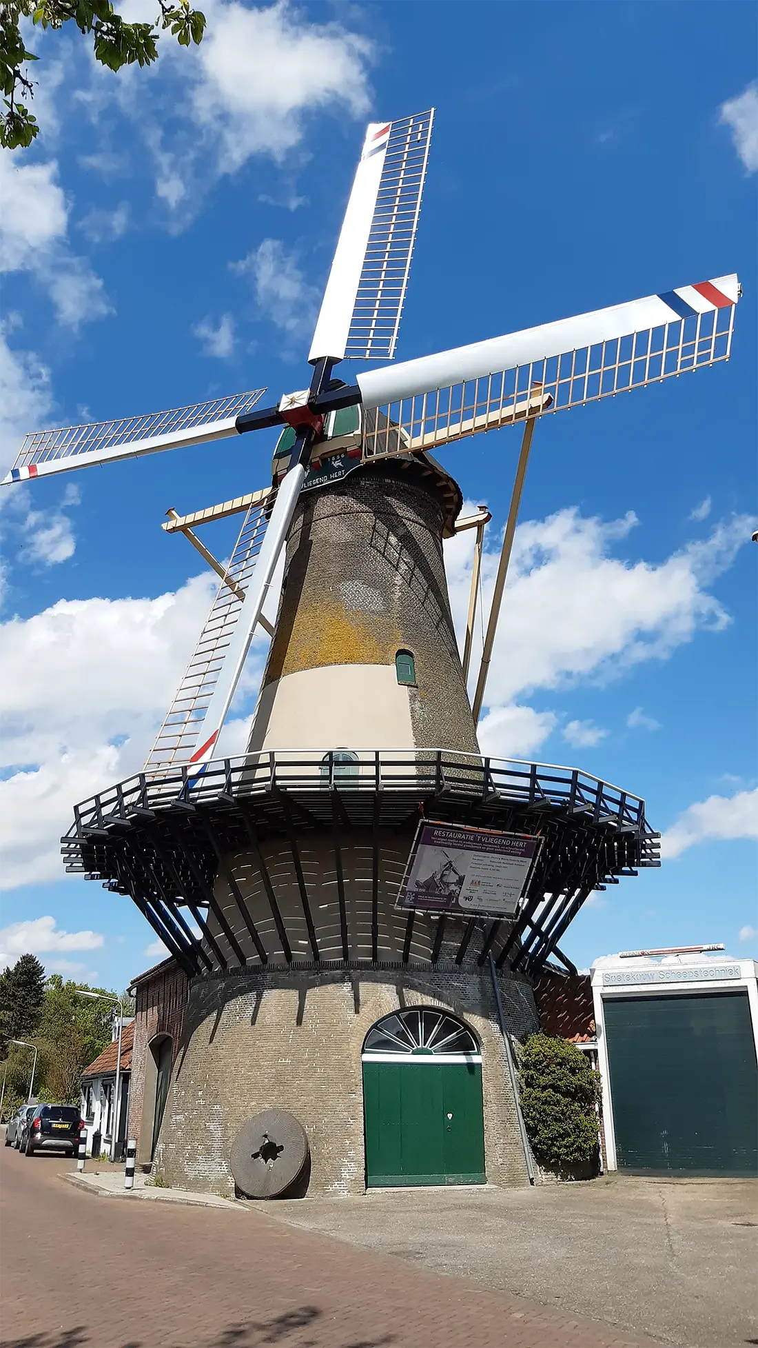 Molen 01519 't Vliegend Hert (Gravendeel, 's-), Nelly Sonneveld (29-04-2024)&nbsp;De molen is nu voorzien van het Dekker-wieksysteem en &nbsp;is weer teruggerestaureerd, met de rood-wit-blauwe versiering erop.&nbsp; | Database Nederlandse molens