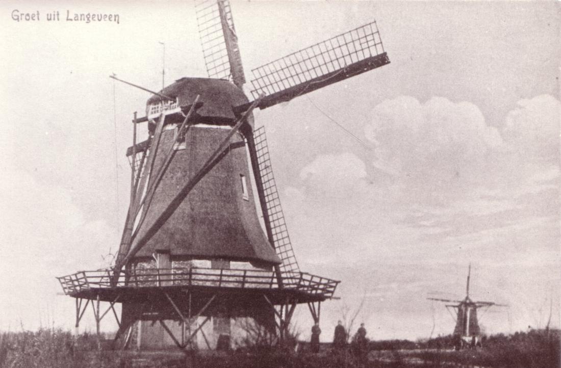 1, Molen 01038 Molen Van der Aast (Langeveen), Asichtkaart, coll. DVM, Links Molen vd Aast, rechts Molen Bakhuis. | Database Nederlandse molens