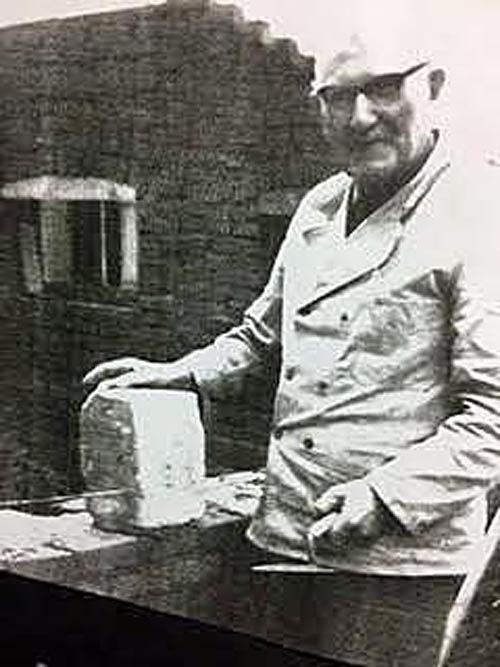 2, Molen 02641 Molen van Strunk / Molen van Weggeman (Marle), Foto Wolter Rattink sr met de gevelsteen | Database Nederlandse molens