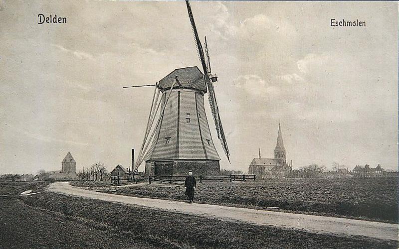 1, Molen 00889 Eschmolen (Delden), Ansichtkaart, met Derk Jan van den Berg op de voorgrond.collectie V.Mepschen | Database Nederlandse molens