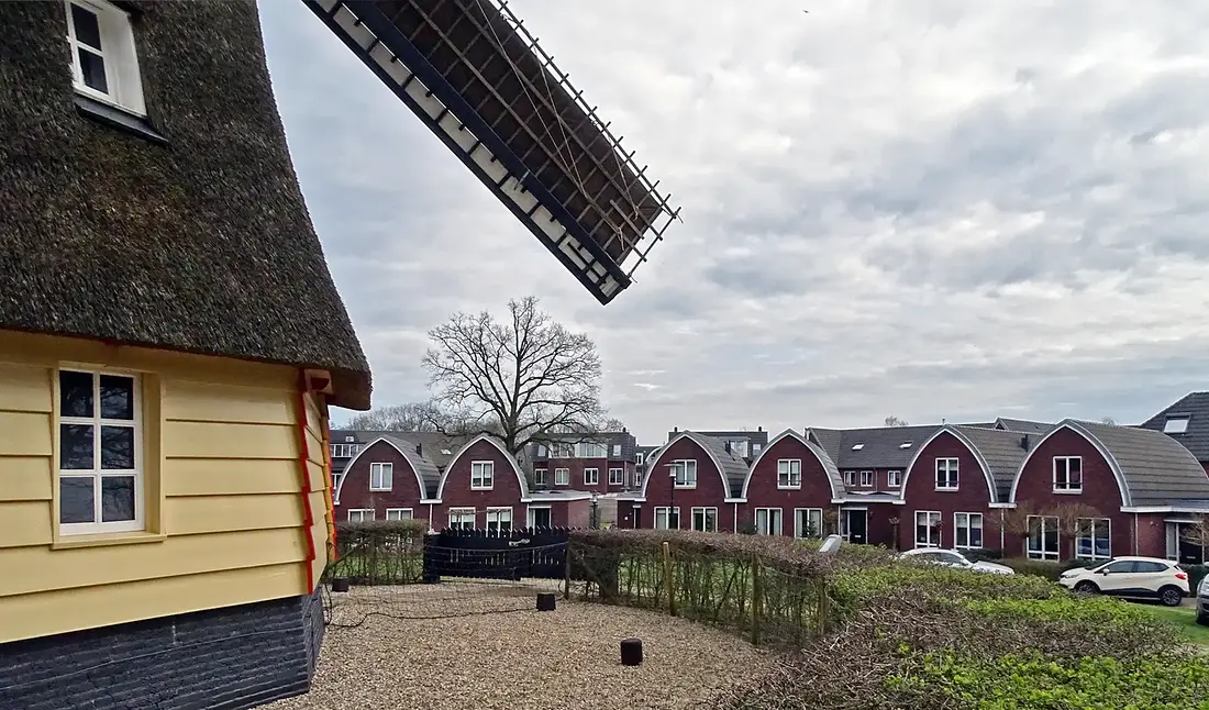 5, Molen 00095 De Hoop (Lunteren), Martin E. van Doornik (09-03-2024)&nbsp;Een nieuwbouwwijk tegenover de molen. Gelukkig is er goed met de molen rekening gehouden. Laag en radiaal gebouwd. | Database Nederlandse molens