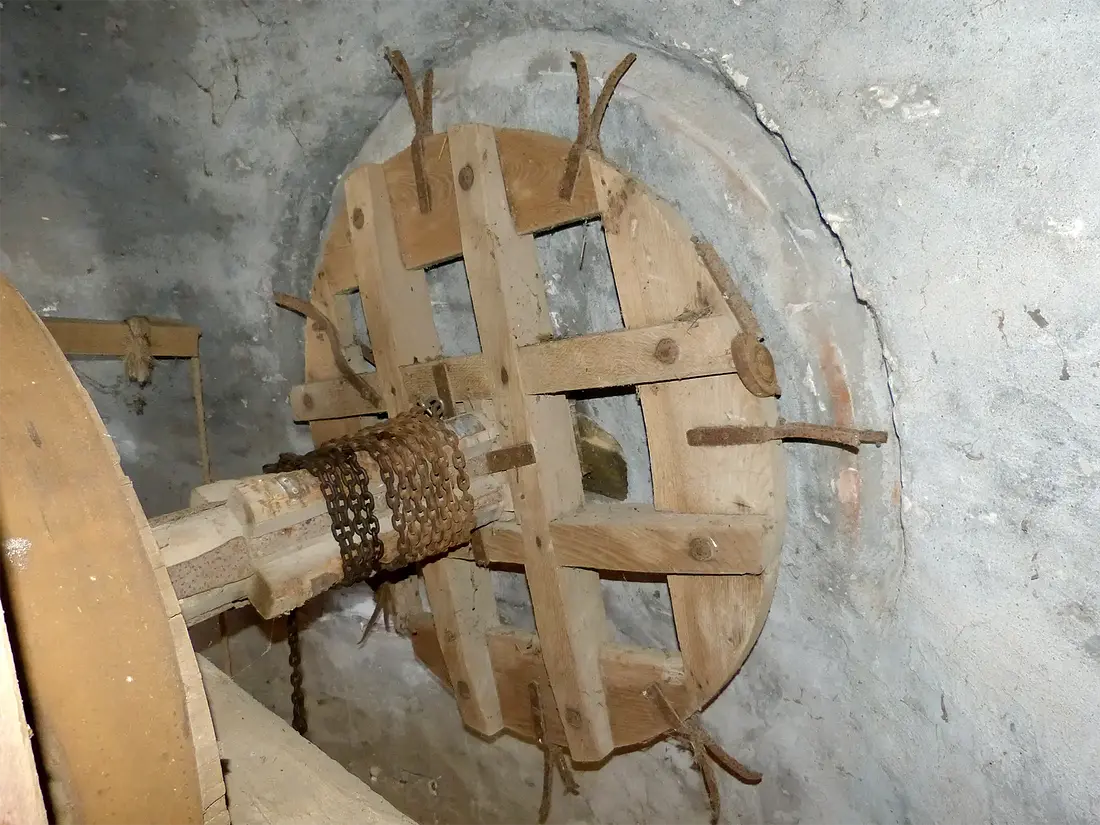 17, Molen 00867 Bernadette (Nieuw-Wehl), Thije Jansen (09-03-2024)&nbsp;Het luiwerk heeft geen omlooptouw, althans niet op dit moment. Luien kan hier dus alleen als het waait!&nbsp; | Database Nederlandse molens