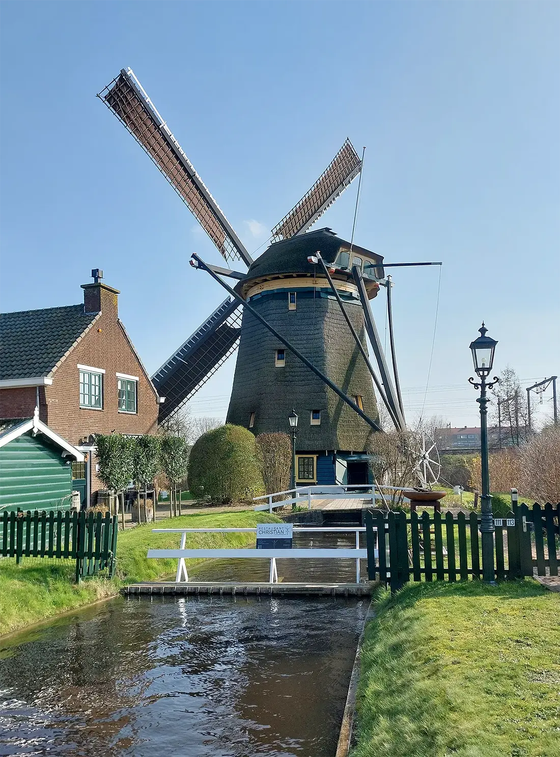 2, Molen 00975 Nieuwe Veenmolen / Boschmolen (Den Haag / 's-Gravenhage), Dean Tork (08-03-2024)&nbsp;De molen malend vanuit het oosten met hoogwater op de boezem. | Database Nederlandse molens