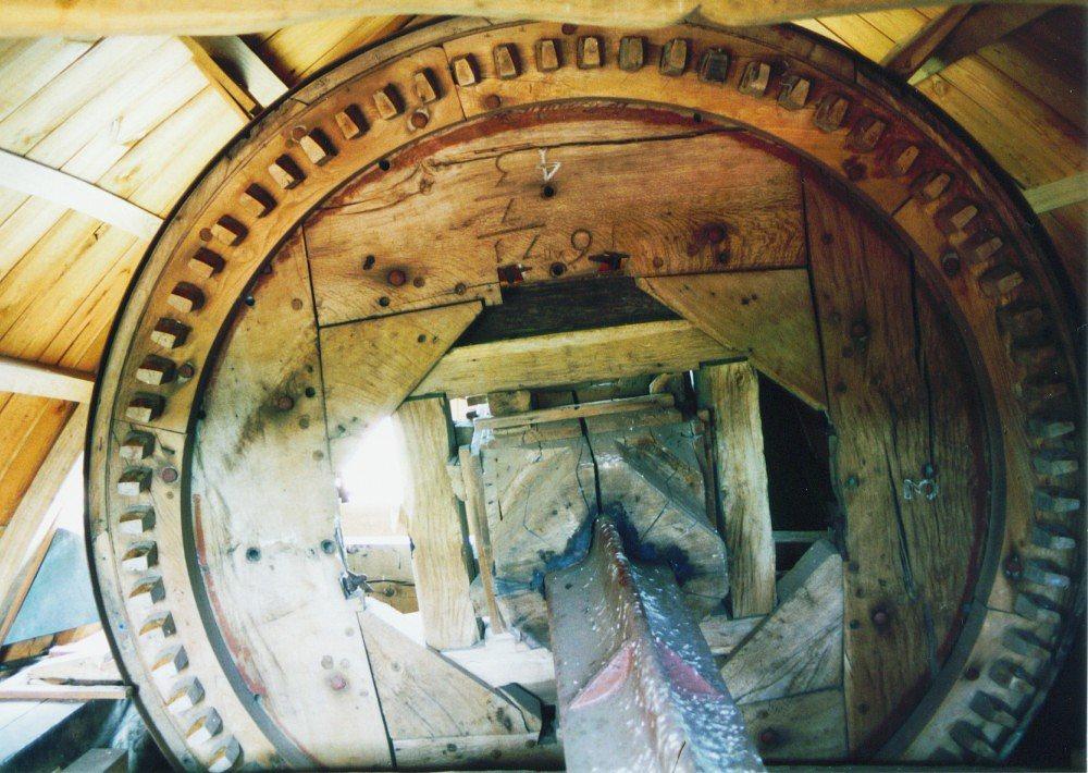 1, Molen 06680 d (korenmolen) (Oostkapelle), Foto: Nico Jurgens, opname 6 augustus 1996, het bovenwiel dat zich thans in de opvolger bevindt | Database Nederlandse molens