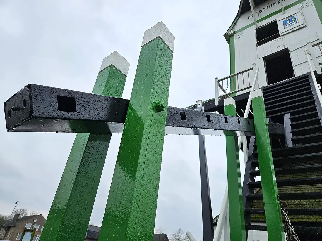 6, Molen 01951 De Korenbloem (Oploo), Lukas Vandael (1-4-2024)&nbsp;Een oude roe als staartbalk | Database Nederlandse molens