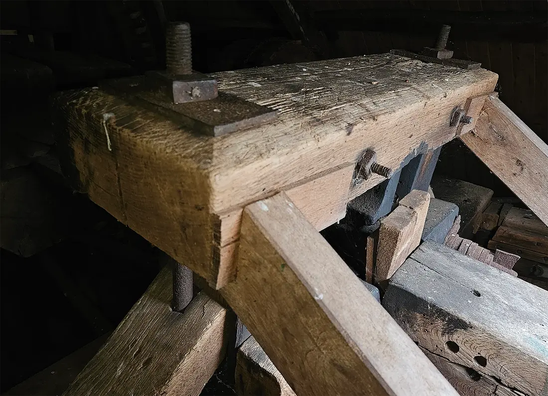 13, Molen 01949 Luctor et Emergo (Rijkevoort), Lukas Vandael (1-4-2024)Een "stoel" achter op de as.&nbsp; | Database Nederlandse molens