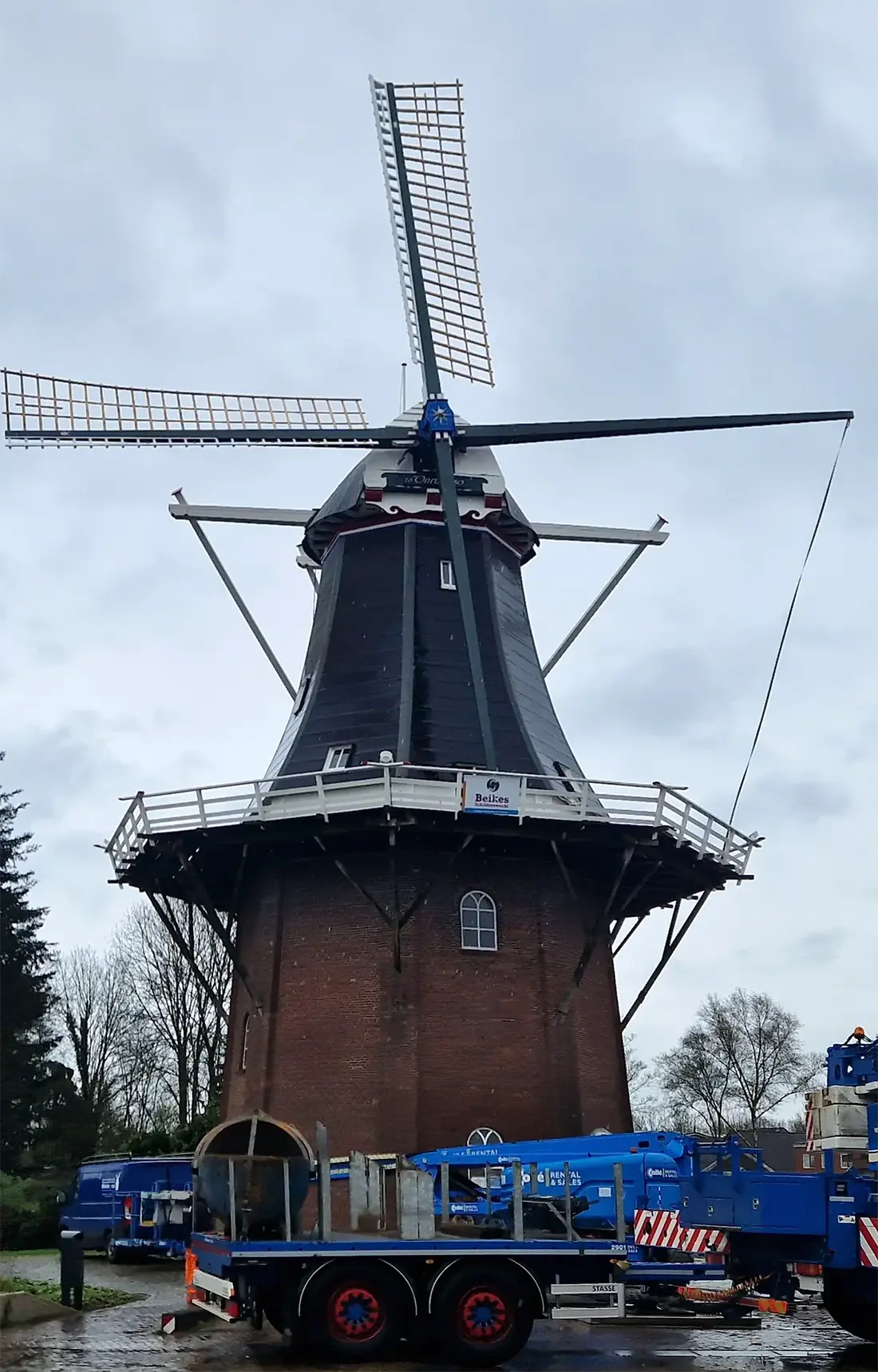 5, Molen 00572 De Onrust (Oude Pekela), Milan Kats (4-4-2024)De molen tijdens het steken van de nieuwe roeden. | Database Nederlandse molens