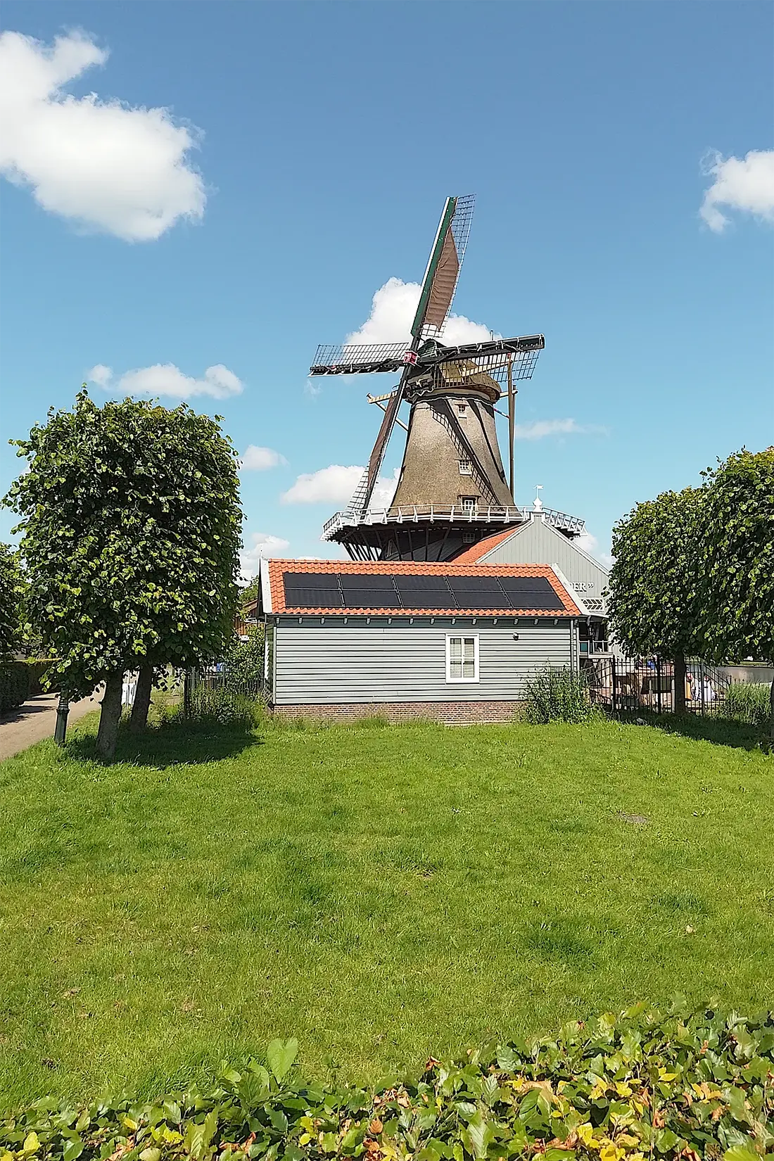 4, Molen 12549 De Salamander (Leidschendam), Charles Stokman (05-06-2024)&nbsp;Het bezoekerscentrum annex molenaarsonderkomen is voorzien van zonnepanelen. | Database Nederlandse molens