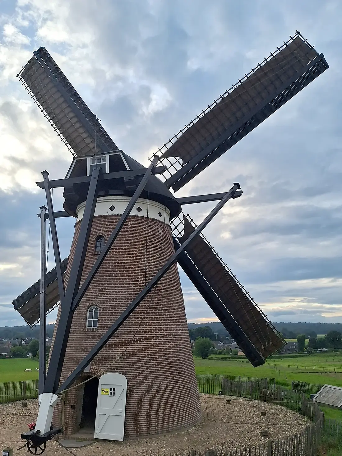 2, Molen 03104 e Düffels Möll (Stokkum), Jay Verkerk. (31-05-2024)&nbsp;De molen in zijn kleurstelling sinds 2022. | Database Nederlandse molens