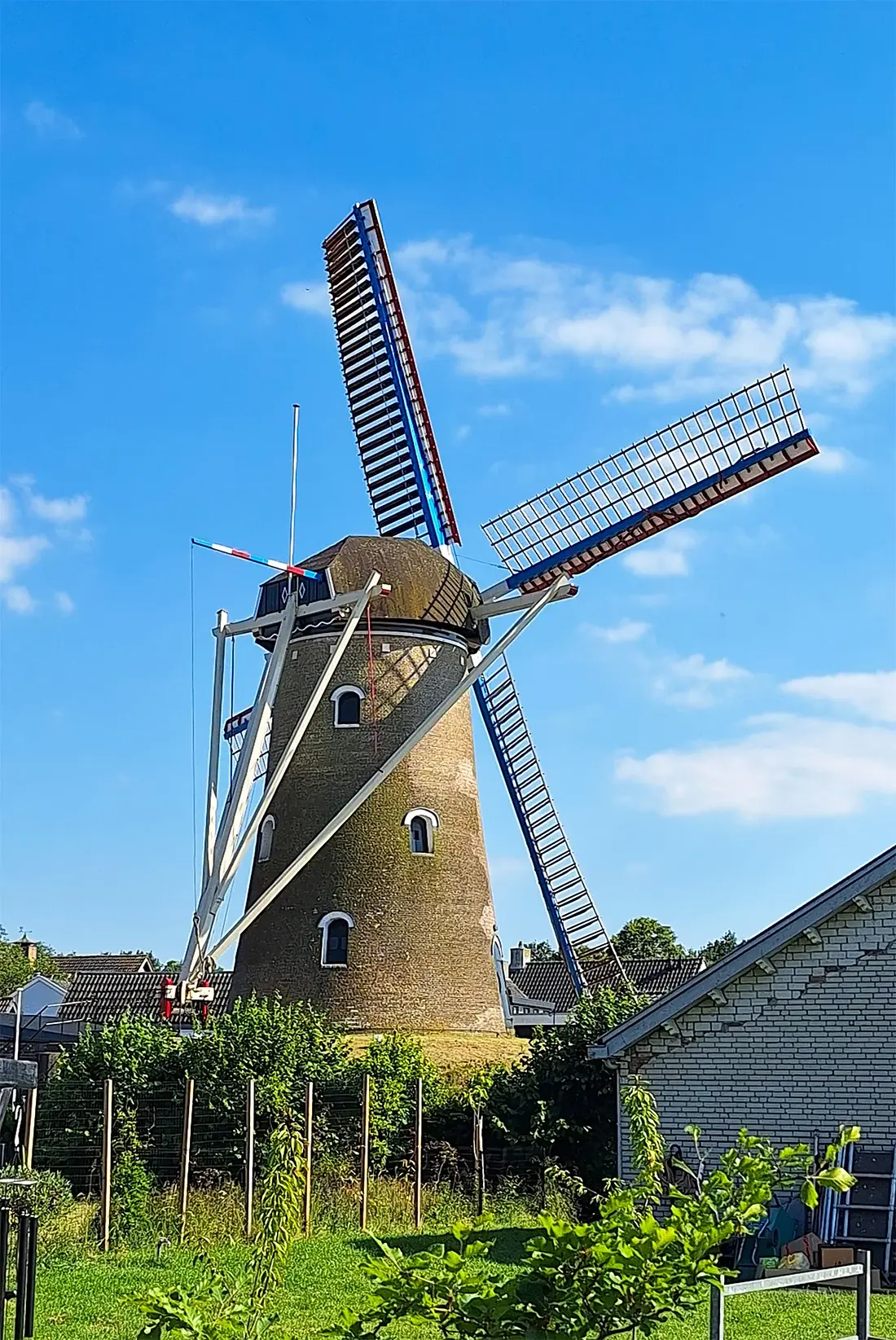2, Molen 02593 De Hoop (Den Hout), Tony Hop (25-06-2024)&nbsp;De Hoop na de herstelbeurt van najaar 2023-voorjaar 2024, de molen is hierbij wederom voorzien van één roe zelfzwichting. Helaas is het systeem niet volledig uitgevoerd zoals in het verleden en kampt het op het moment van schrijven nog met de enige kinderziektes. | Database Nederlandse molens
