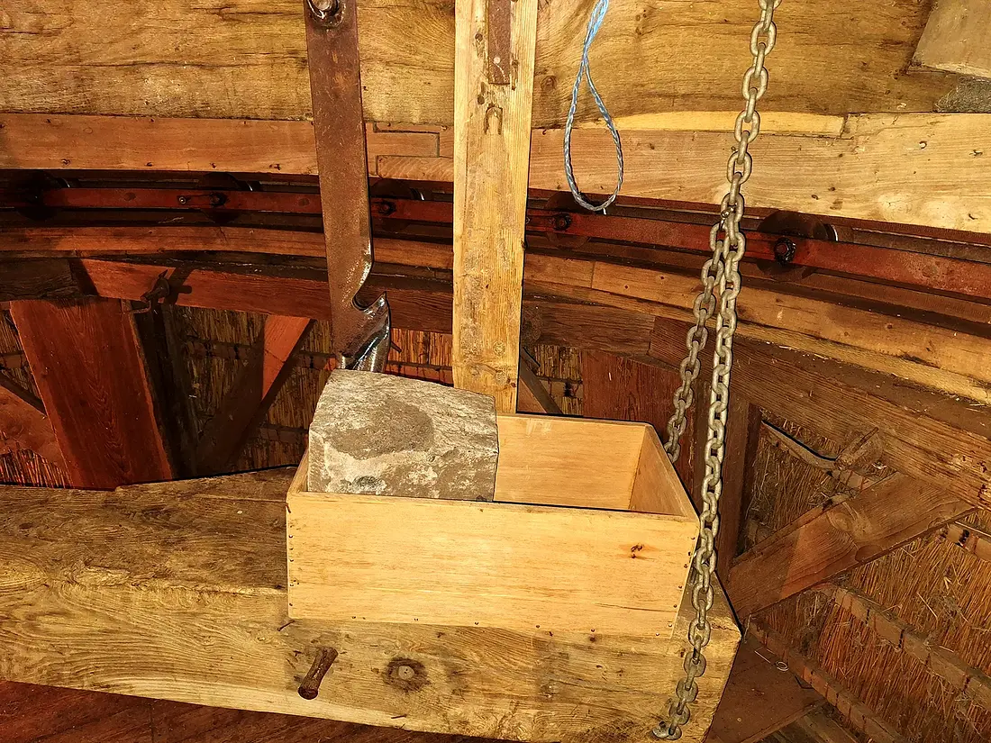 10, Molen 01241 De Duif (Nunspeet), Jay Verkerk (16-07-2024)&nbsp;De vangbalk met op de achtergrond engels kruiwerk. | Database Nederlandse molens