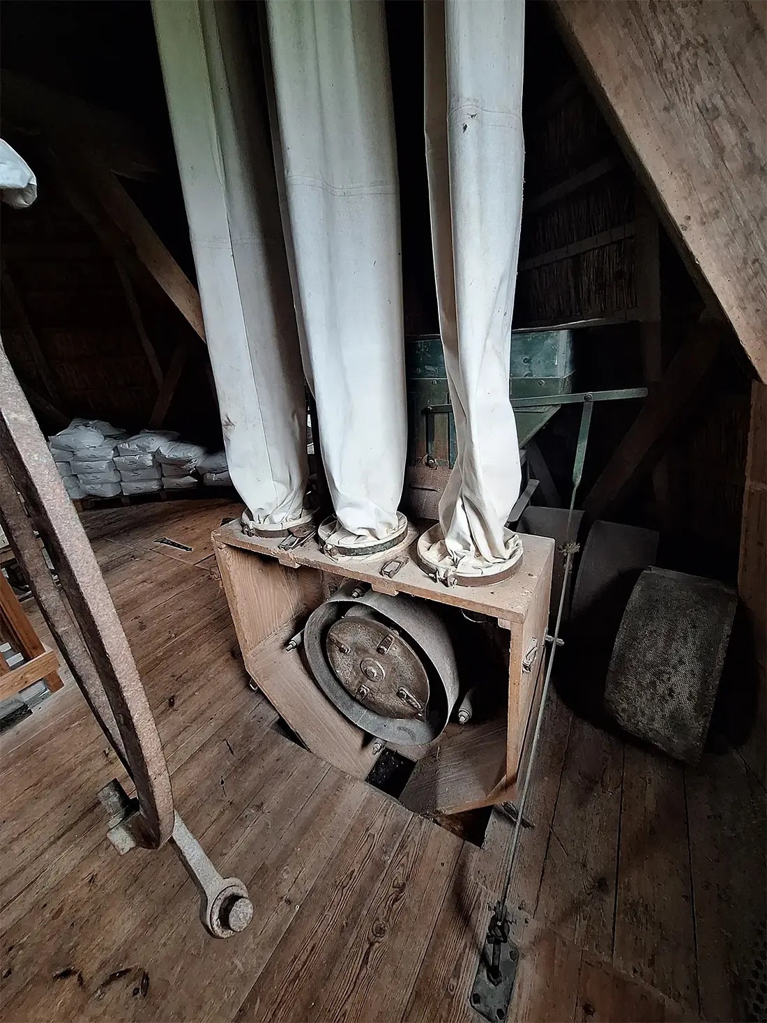 16, Molen 01241 De Duif (Nunspeet), Jay Verkerk (16-07-2024)&nbsp;Een hamermolen met stofzakken. | Database Nederlandse molens