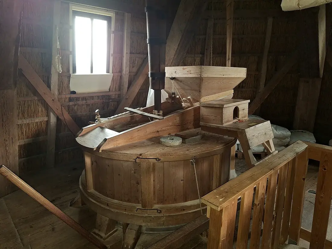 17, Molen 01241 De Duif (Nunspeet), Jay Verkerk (16-07-2024)&nbsp;Het overgebleven maalkoppel. Vroeger zaten er in deze molen 2 maalkoppels. | Database Nederlandse molens