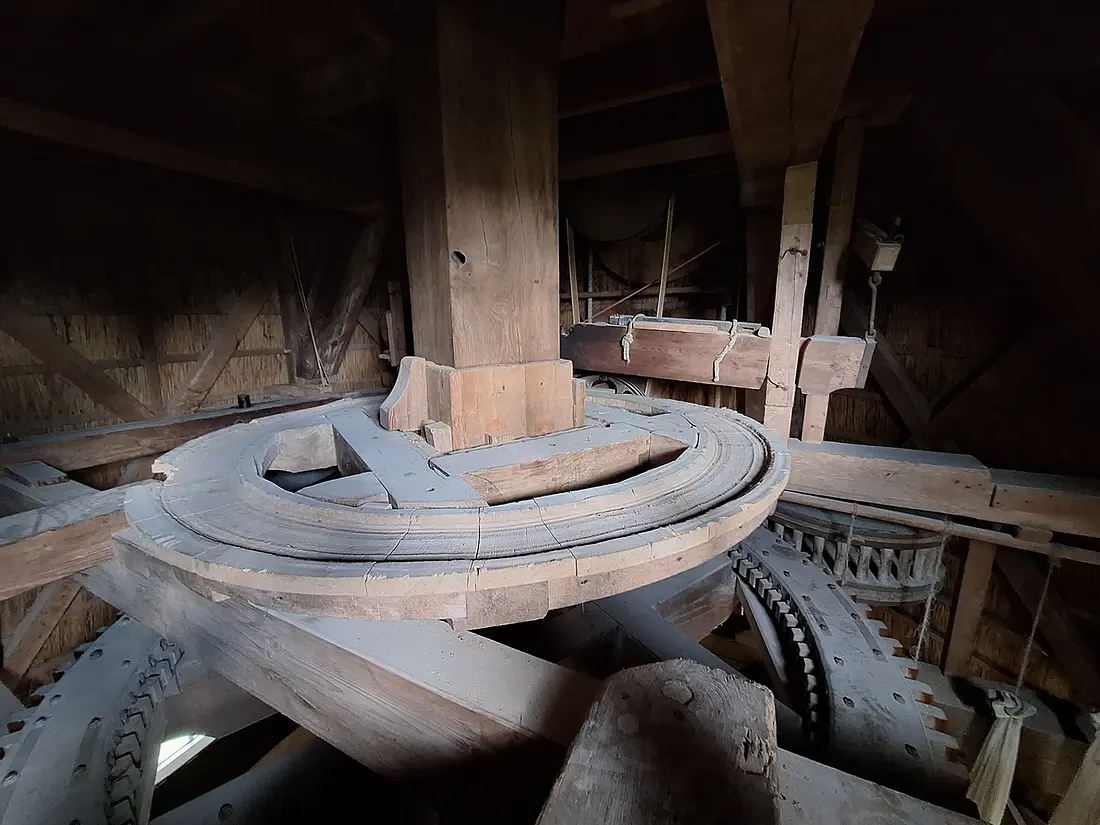 14, Molen 01241 De Duif (Nunspeet), Jay Verkerk (16-07-2024)&nbsp;Achterin zie je het elektrische luiwerk. Rechts het rondsel van de hamermolen. | Database Nederlandse molens