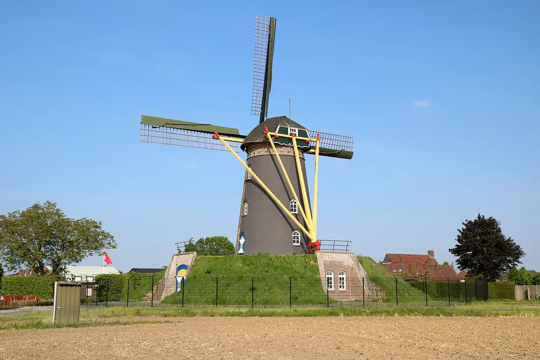 3, Molen 01966 De Vooruitgang (Oeffelt), Ronald Bakker (11-05-2024)&nbsp;De molen met het in 2022 aangebrachte Fauël-wieksysteem. | Database Nederlandse molens