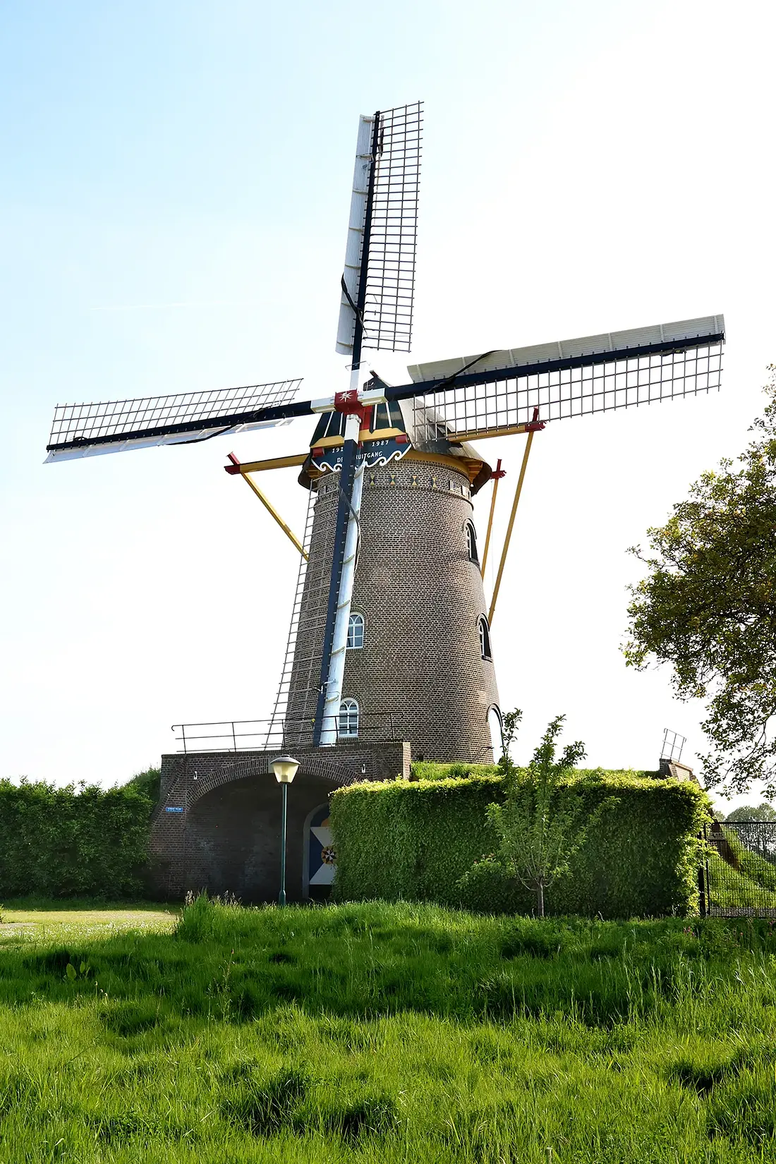 Molen 01966 De Vooruitgang (Oeffelt), Ronald Bakker (11-05-2024)&nbsp;De molen met het in 2022 aangebrachte Fauël-wieksysteem. | Database Nederlandse molens