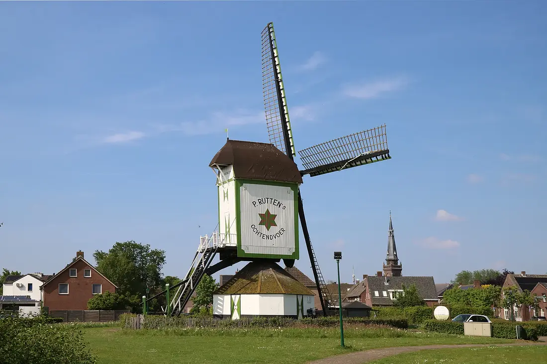 3, Molen 01951 De Korenbloem (Oploo), Ronald Bakker (11-05-2024)&nbsp;De molen met de recent opnieuw aangebrachte reclameboodschap. | Database Nederlandse molens