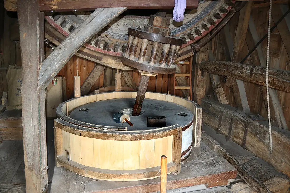 11, Molen 01951 De Korenbloem (Oploo), Ronald Bakker (11-05-2024)&nbsp;Het koppel windgedreven maalstenen.&nbsp; | Database Nederlandse molens