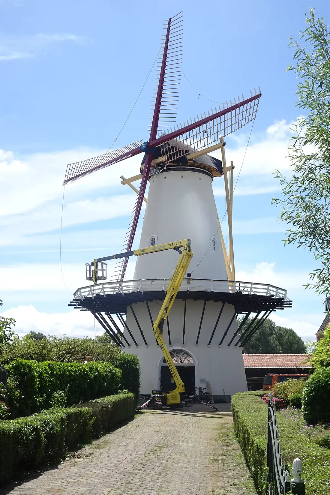1, Molen 03555 De Lelie (Koudekerke), Jan de Witte (09-07-2024)&nbsp;De molen tijdens het ophekken na het steken van de nieuwe roeden. | Database Nederlandse molens