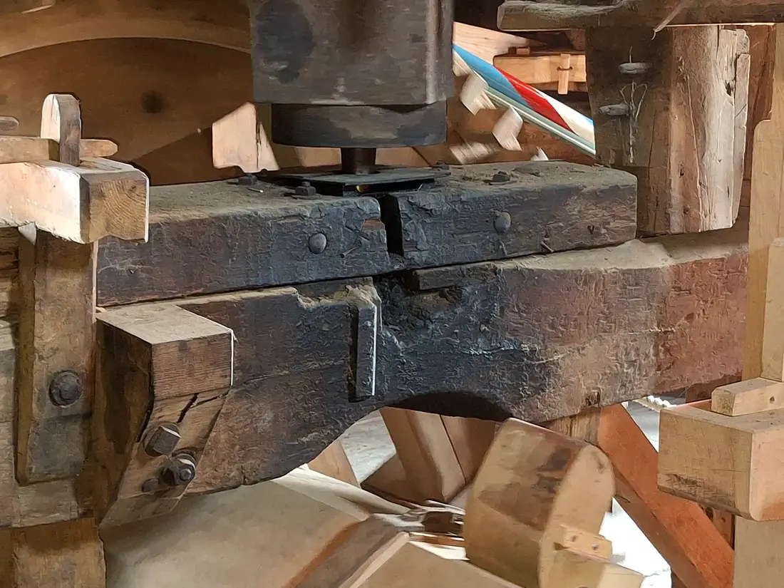 15, Molen 01110 De Ooievaar (Zaandam), Jay Verkerk (20-07-2024)&nbsp;De draagbalk waar de koningspil op rust heeft een inham. Dit zit erin, omdat dit vroeger een ijzerbalk in de kap is geweest. | Database Nederlandse molens