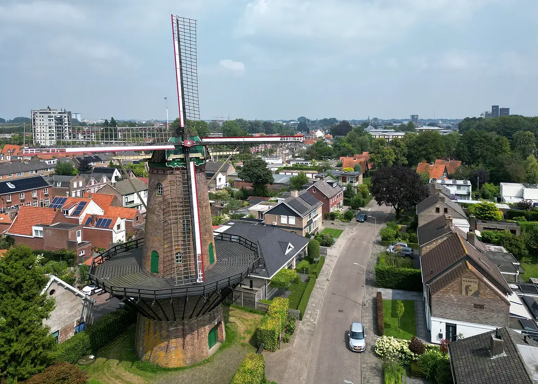 3, Molen 01276 De Twee Gebroeders (Roosendaal), Denis Brouwer (14-08-2024)&nbsp;Duidelijk te zien dat deze molen midden in een woonwijk staat, vrijwel geheel omringd door huizen.&nbsp; | Database Nederlandse molens