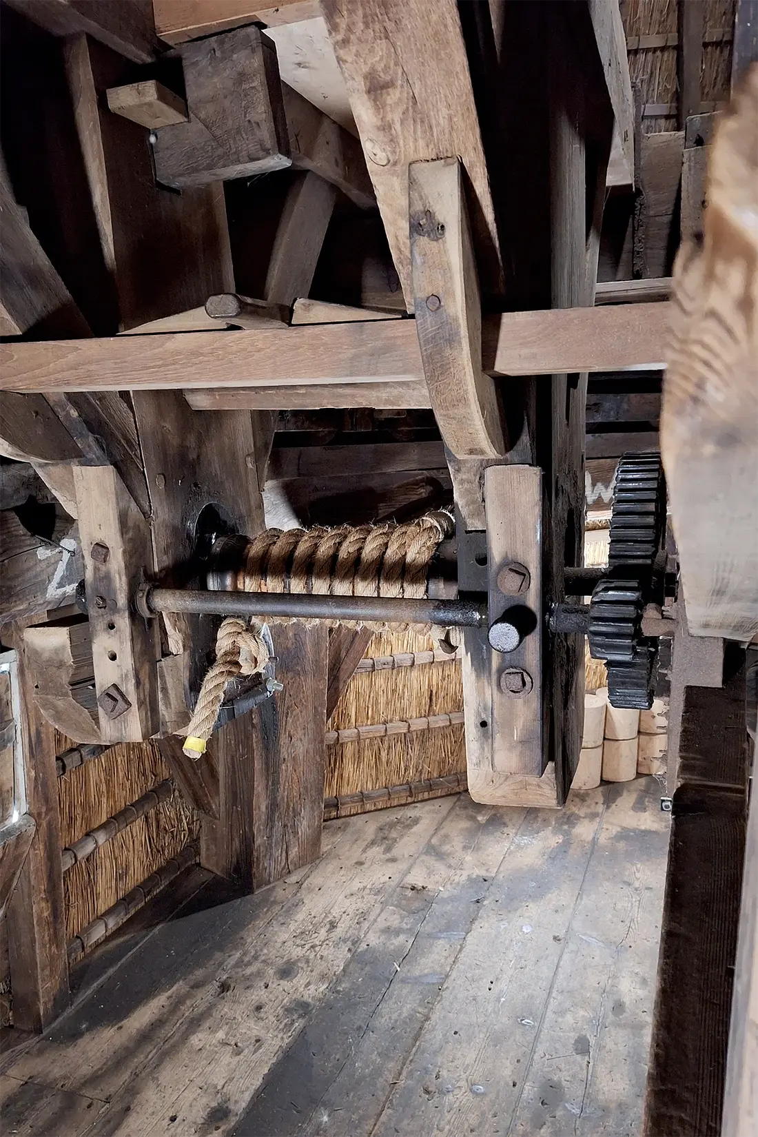 11, Molen 01000 Molen Hensbroek (Hensbroek), Ramon Kroes (15-08-2024)&nbsp;Een overbrenging bij het kruiwiel, best bijzonder voor een binnenkruier. | Database Nederlandse molens