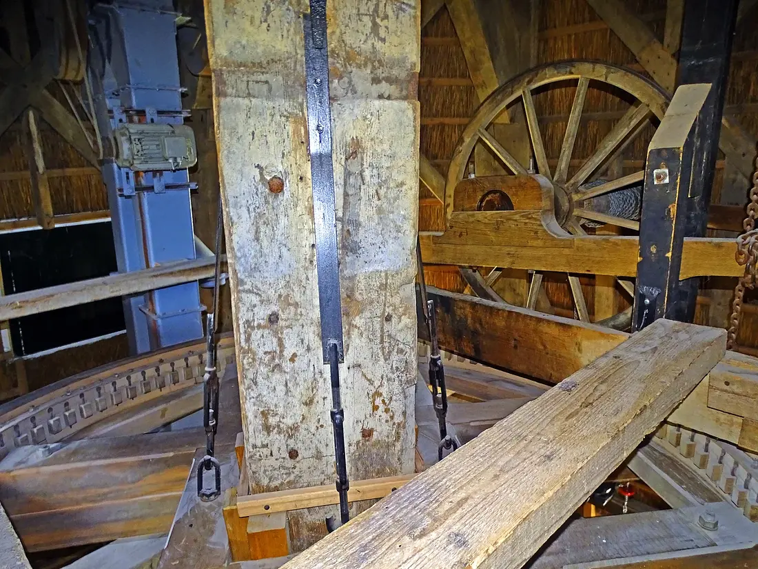 12, Molen 02744 De Hoop (Sleen), Martin E. van Doornik (24-08-2024)&nbsp;Het sleepluiwerk heeft een wagenwiel met spaken! | Database Nederlandse molens
