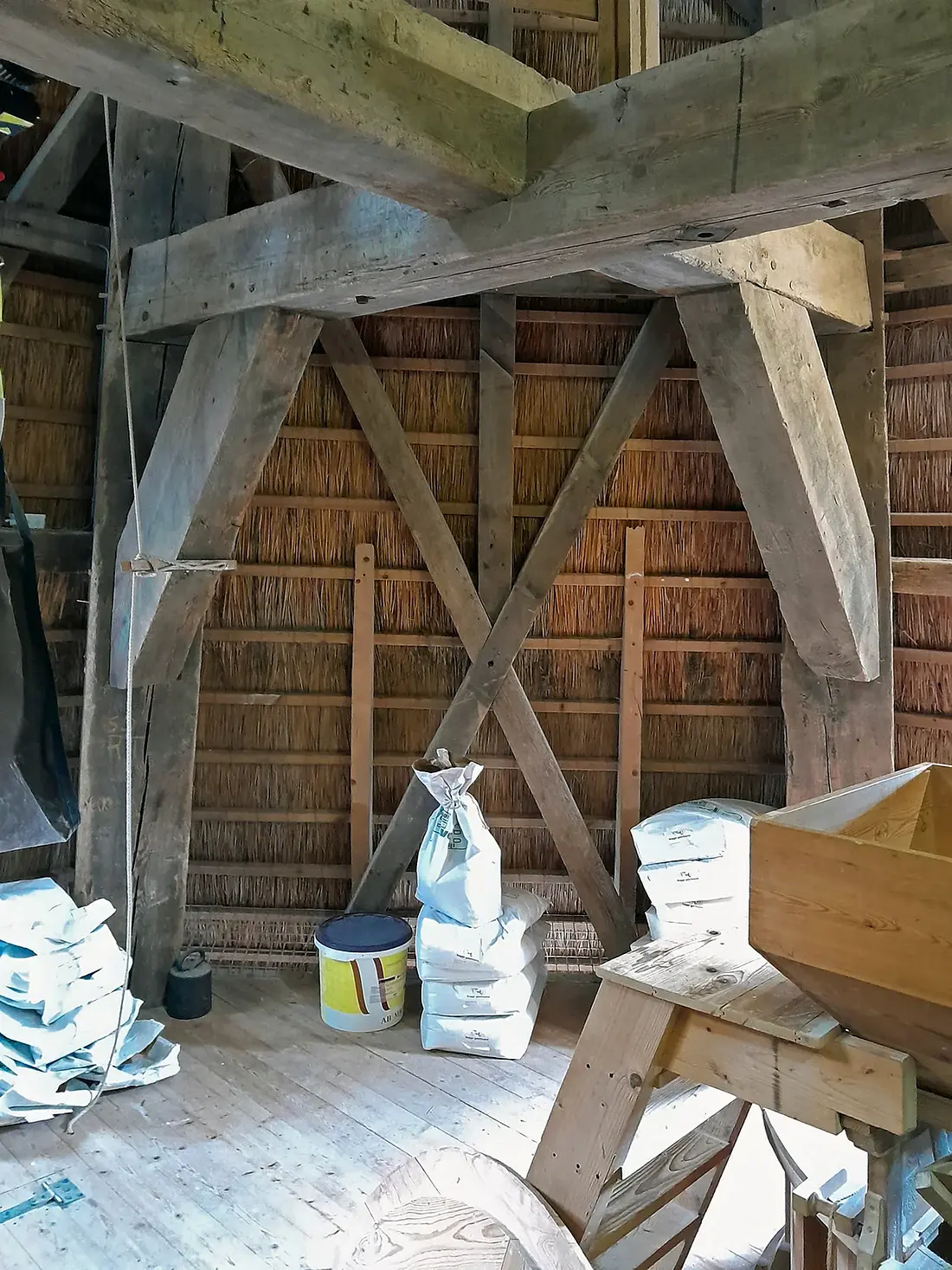 9, Molen 02744 De Hoop (Sleen), Martin E. van Doornik (24-08-2024)&nbsp;Het zwaar uitgevoerde achtkant heeft wel zeer korte korbelen. | Database Nederlandse molens