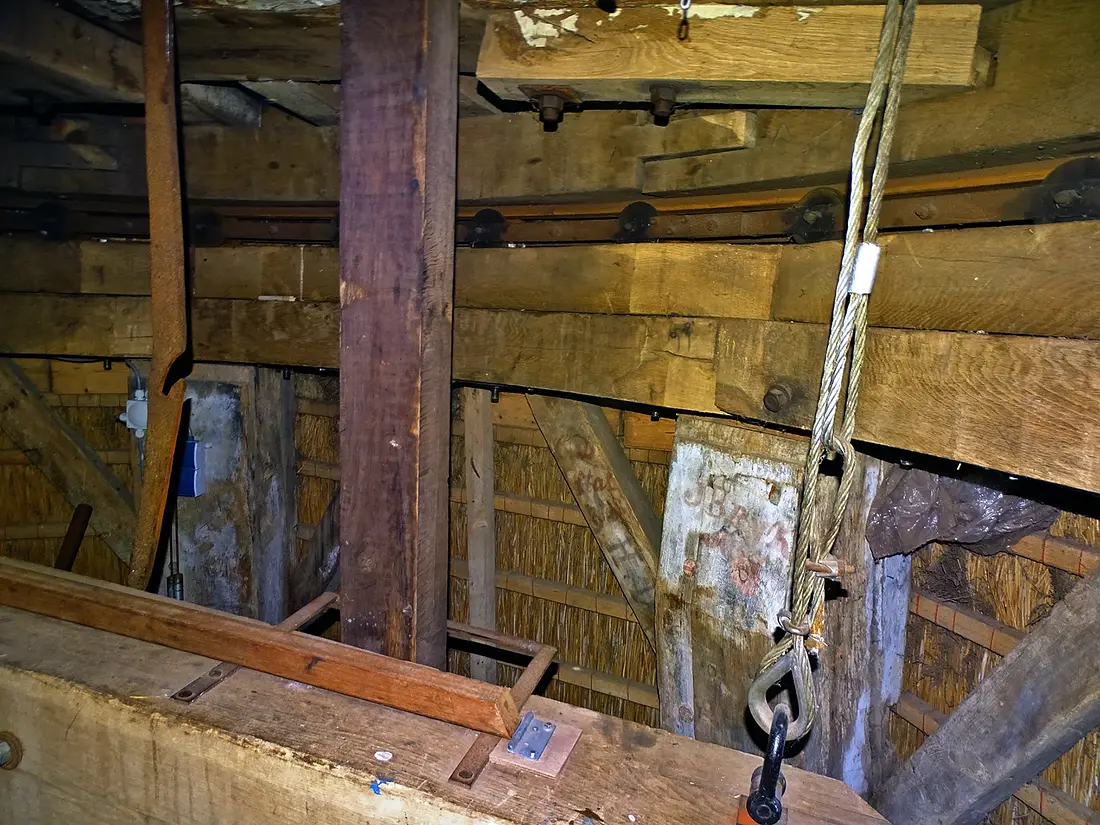 13, Molen 02744 De Hoop (Sleen), Martin E. van Doornik (24-08-2024)&nbsp;De vangbalk met haak en het Engels kruiwerk met de dikke overring. | Database Nederlandse molens