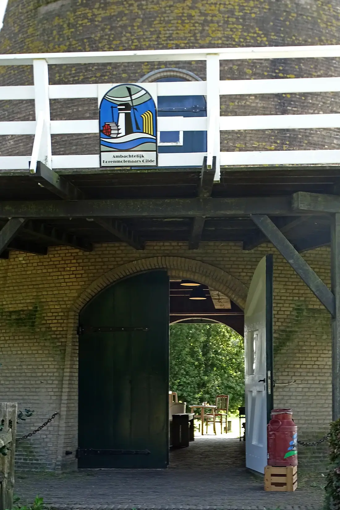 5, Molen 10211 De Windhond (Soest), Martin E. van Doornik (31-08-2024)&nbsp;De Windhond heeft een doorvaart met daarboven het AKG-schild. | Database Nederlandse molens