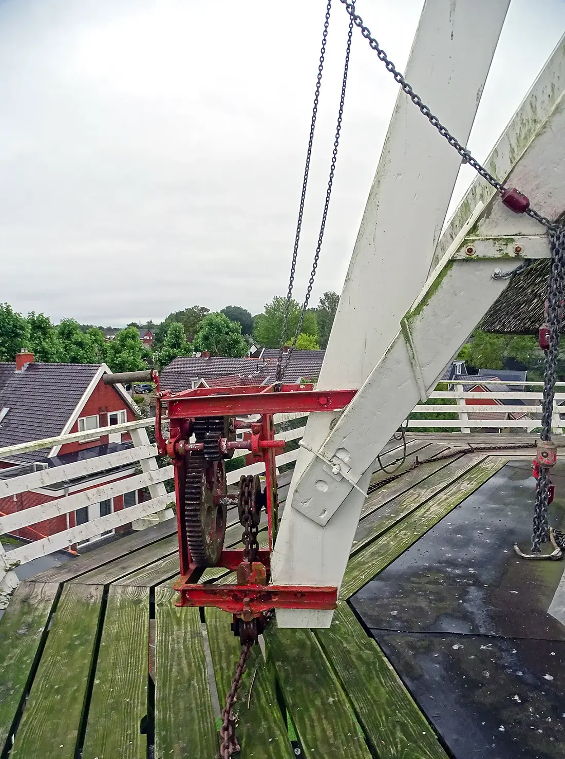 7, Molen 04264 De Paiser Meul (Peize), Martin E. van Doornik (24-08-2024)&nbsp;De kruilier met rondgaande ketting. De zwichtketting (achter) is tijdelijk vastgezet. | Database Nederlandse molens