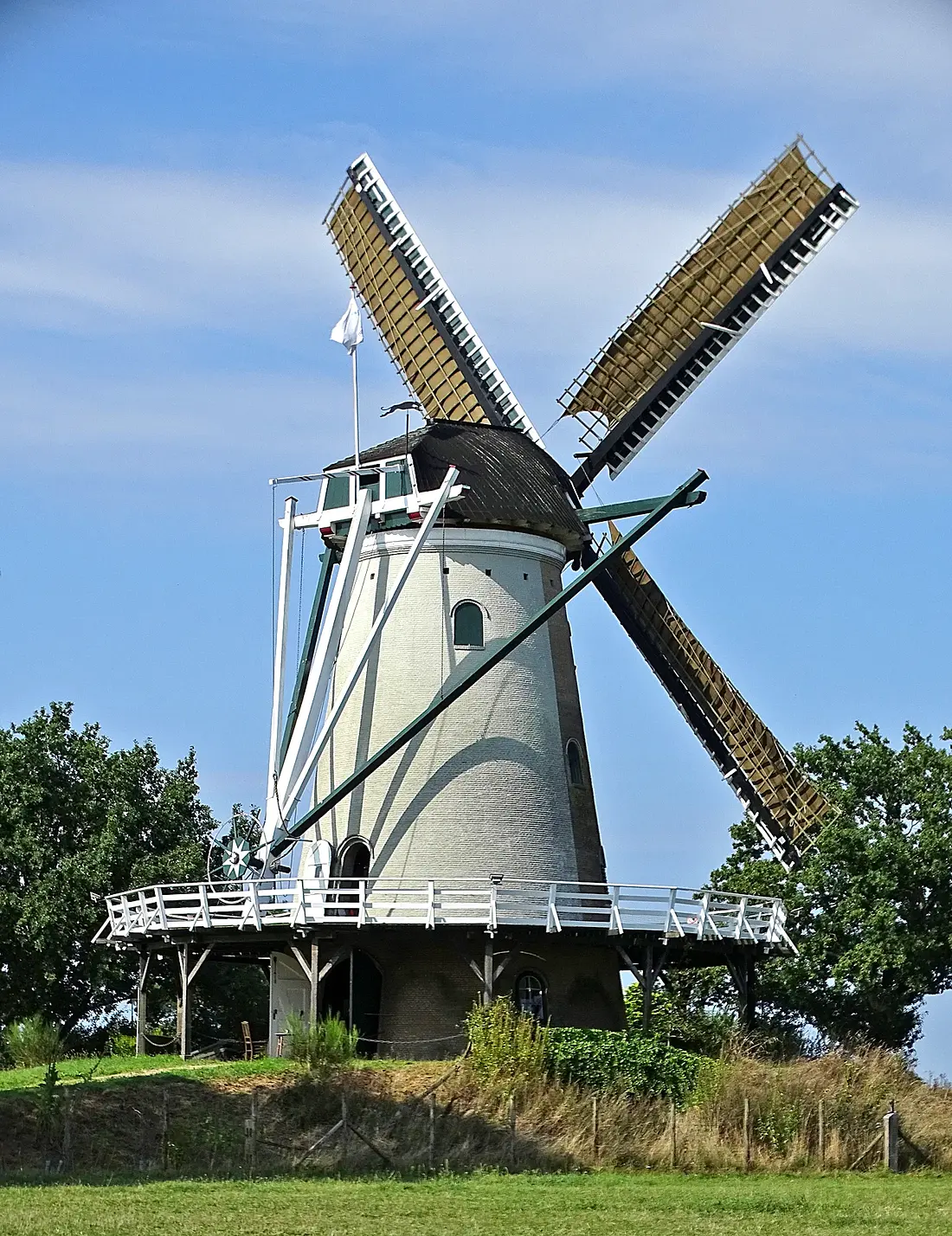 2, Molen 10211 De Windhond (Soest), Martin E. van Doornik (31-08-2024)&nbsp;De molen draaiend te zien en met de grijze laag op de romp. | Database Nederlandse molens