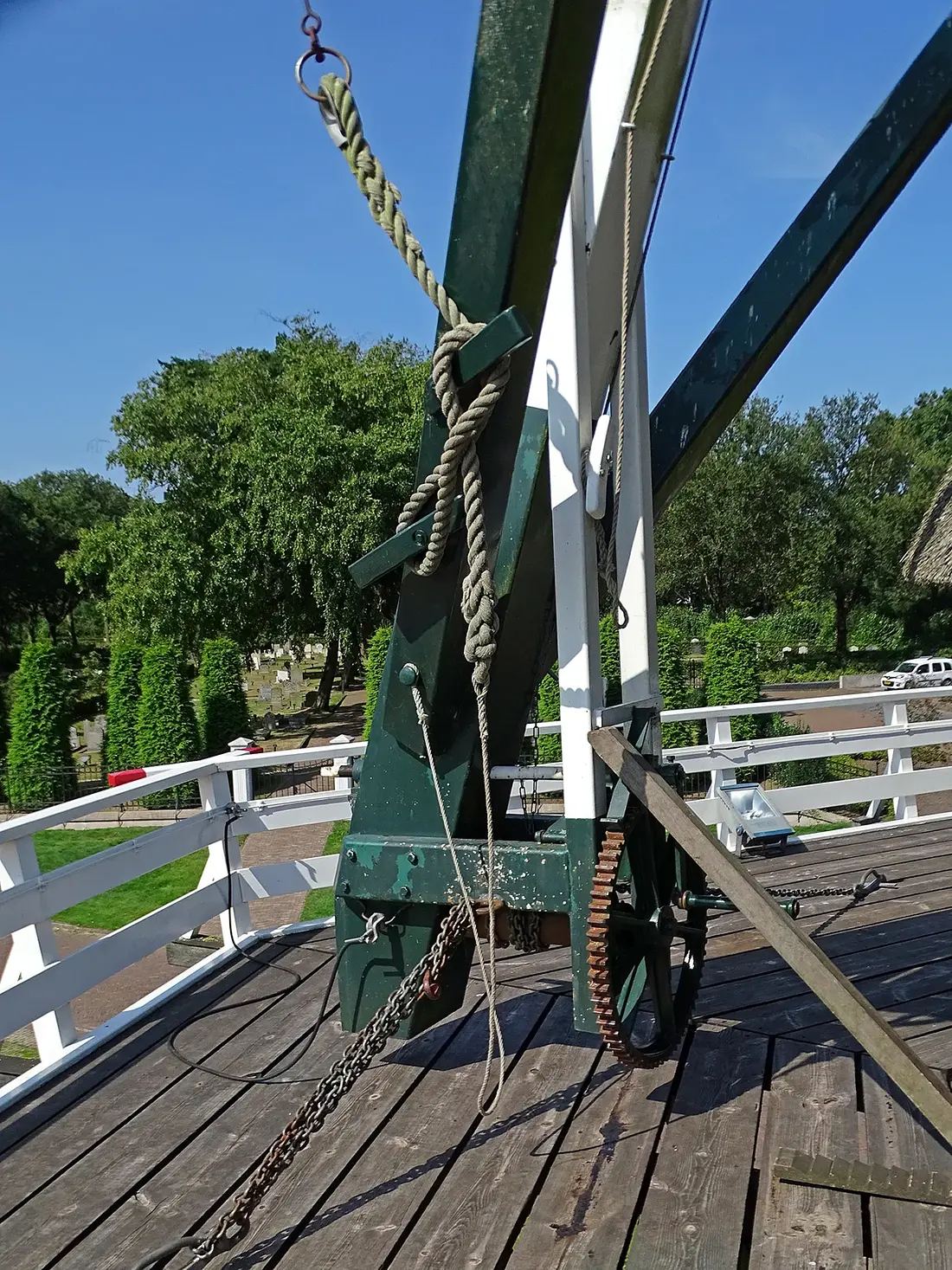 12, Molen 10149 De Hoop (Bunschoten), Martin E. van Doornik (31-08-2024)&nbsp;De kruilier is met twee verticale stijlen aan de staartbalk opgehangen. Dit is een kenmerk van molenmaker Wijnveen uit Voorthuizen. Dit was ook zo op de voorganger van deze molen. | Database Nederlandse molens