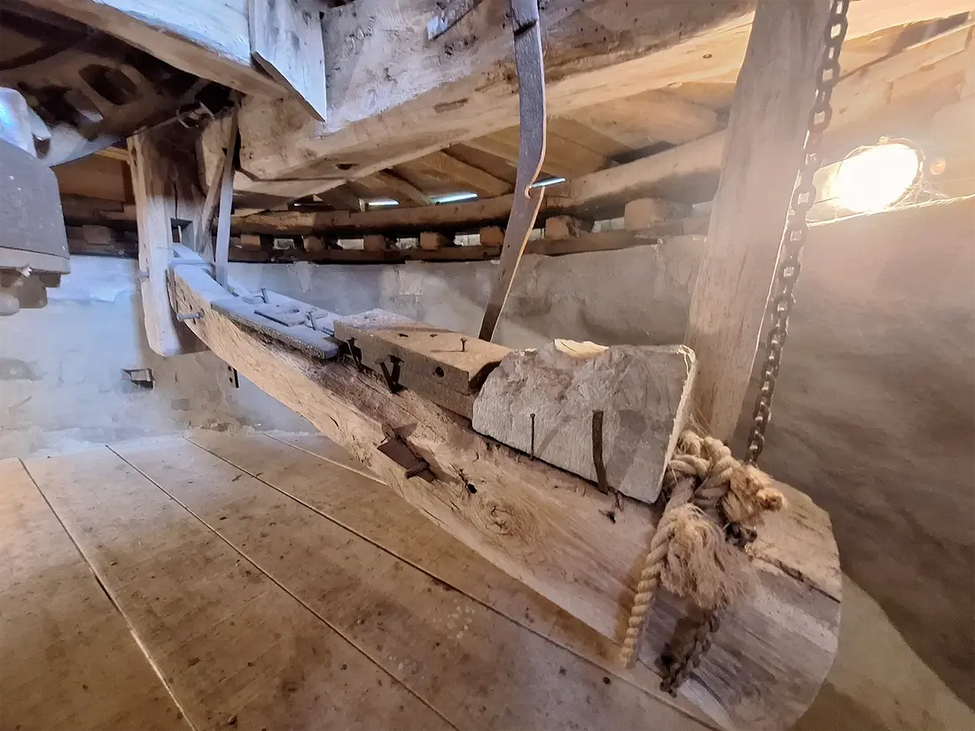 17, Molen 00872 Braamse Molen / Koenders Möl (Braamt), Jay Verkerk (31-08-2024)&nbsp;De vangbalk, met op de achtergrond, de vrij kleine neuten. | Database Nederlandse molens
