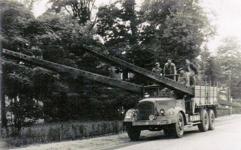 3, Molen 02504 Molen Kuyken (Bergeijk), Foto collectie Piet Meulendijks, opname 1946, transport van de roeden, as en diverse andere onderdelen van Bergeijk naar Liessel. | Database Nederlandse molens