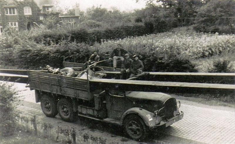 4, Molen 02504 Molen Kuyken (Bergeijk), Foto collectie Piet Meulendijks, opname 1946, transport van de roeden, as en diverse andere onderdelen van Bergeijk naar Liessel. | Database Nederlandse molens