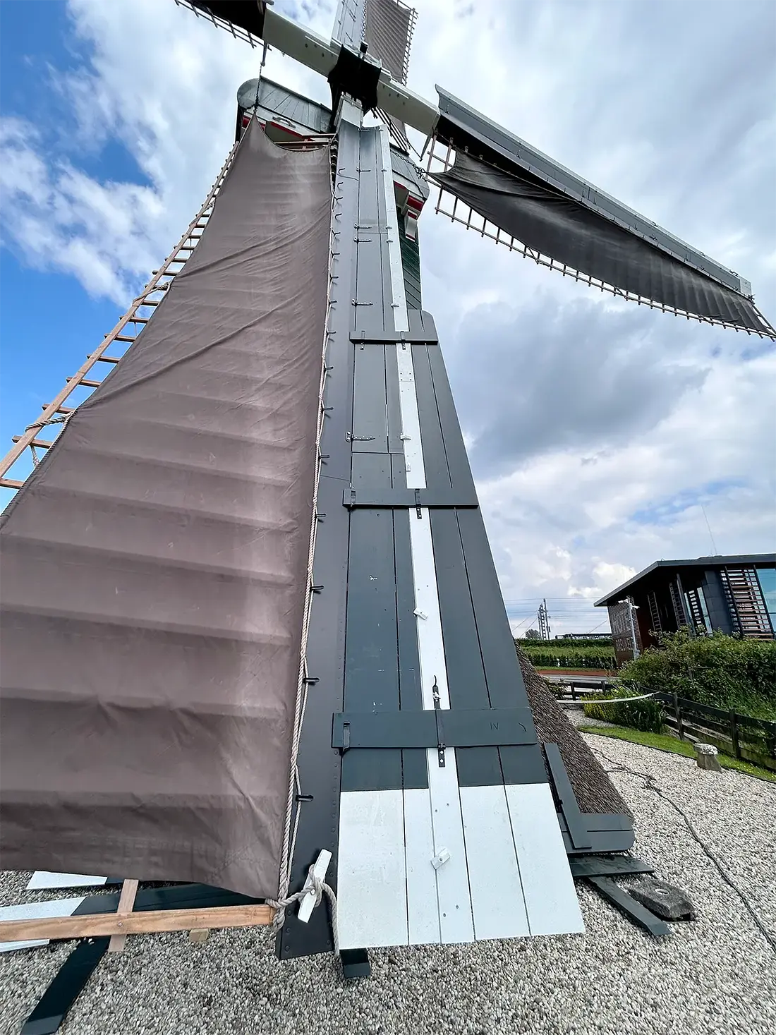 7, Molen 00026 Kortrijkse Molen (Breukelen), Bjorn Jannink (23-05-2024)&nbsp;Bij het nieuwe wiekenkruis kreeg de molen weer vliegers. Bij de weinige wind die er was begin van de middag maakte dit het verschil tussen wel en niet malen! | Database Nederlandse molens