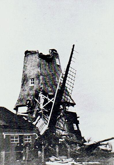 2, Molen 03222 De Rooseboom /De Rozenboom (Hantum), Fotoarchief DVM, na de storm van 1949 | Database Nederlandse molens