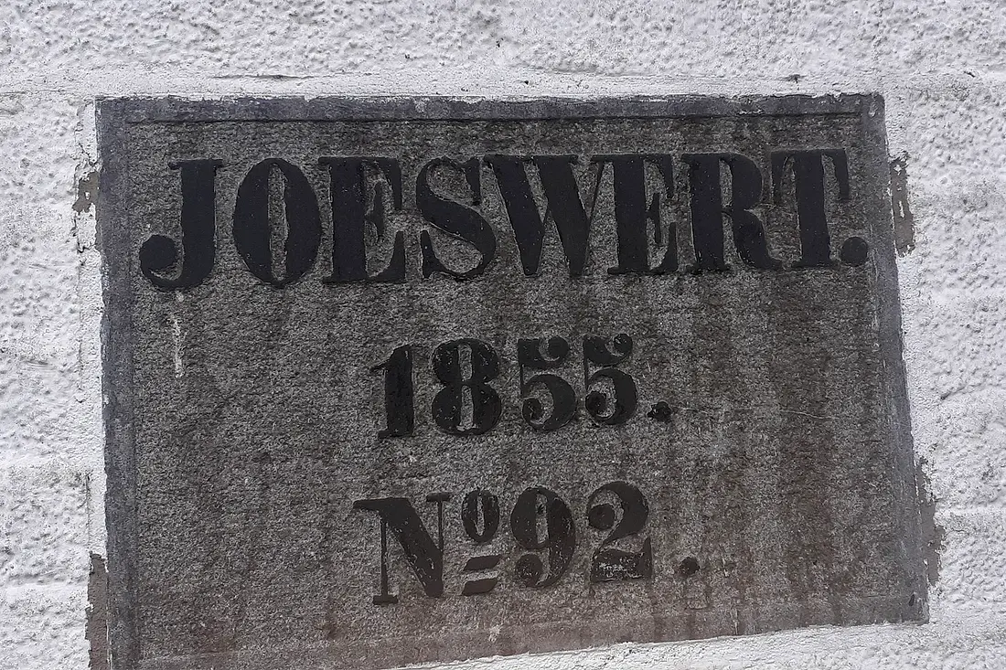 7, Molen 00477 Joeswert (Feerwerd), Gijs Dinand Nienhuis (01-11-2024)&nbsp;De steen aan de noordwest kant van Joeswert , niemand weet wat met "No.92" wordt bedoeld. | Database Nederlandse molens