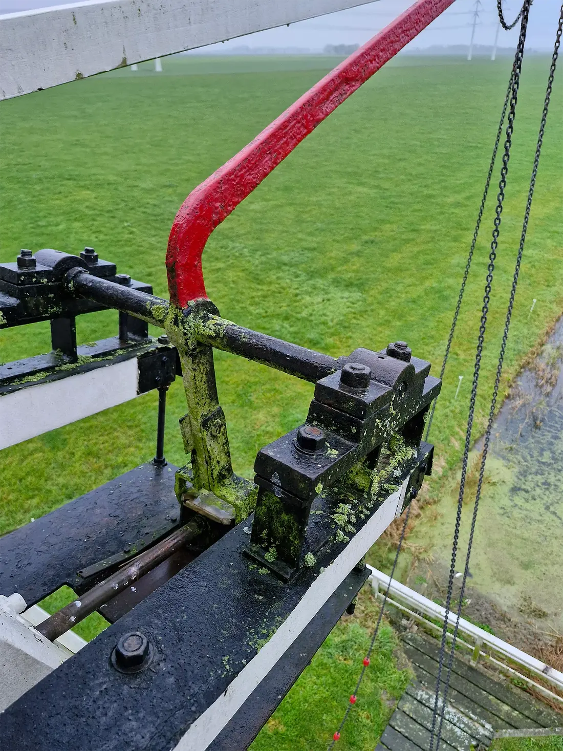 8, Molen 00445 De Palen (Westerwijtwerd), Rob Hoving (13-11-2024)&nbsp;Het bedieningsmechanisme van de zelfzwichting zit buiten de kap. | Database Nederlandse molens
