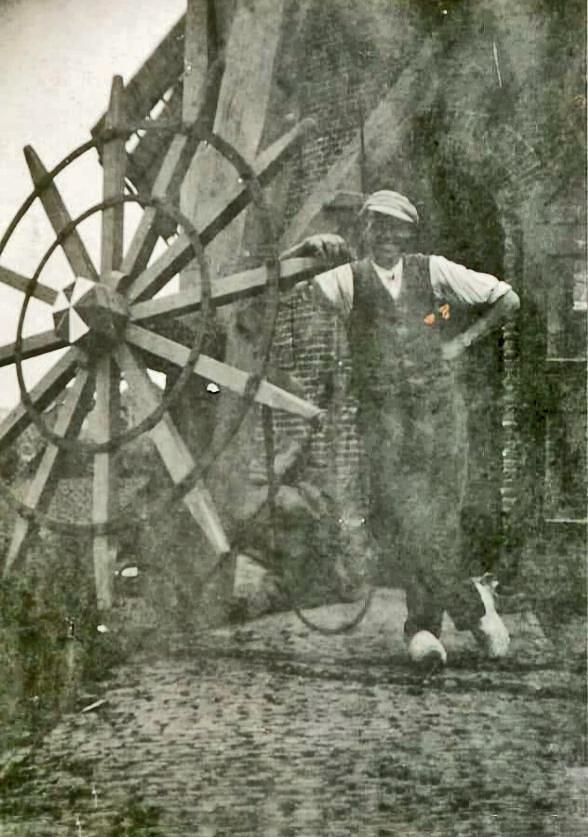 4, Molen 02766 De Kersenboom (Rijsoord), Gerrit de Kool, bij het kruirad, hij was de zoon van Molenaar Job de Kool&nbsp; | Database Nederlandse molens
