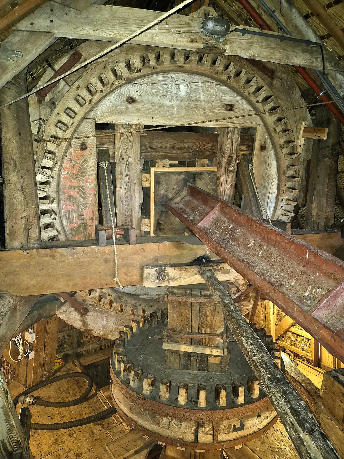 27, Molen 06416 Ceres (Spijk), Martijn Scholtens (14-11-2024)&nbsp;Het bovenwiel met bonkelaar. | Database Nederlandse molens