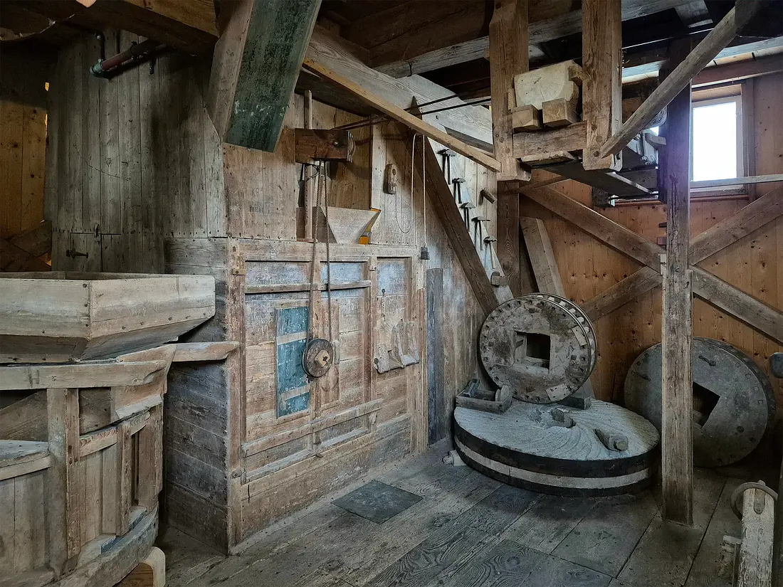 12, Molen 06416 Ceres (Spijk), Martijn Scholtens (14-11-2024)&nbsp;De sfeervolle waaierkast en paard van de pelsteen. | Database Nederlandse molens