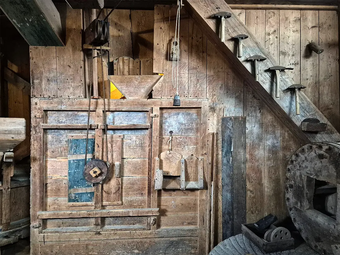 13, Molen 06416 Ceres (Spijk), Martijn Scholtens (14-11-2024)&nbsp;De waaierkast die vol staat met opschriften van allerlei namen tot een gedicht en jaartallen. | Database Nederlandse molens